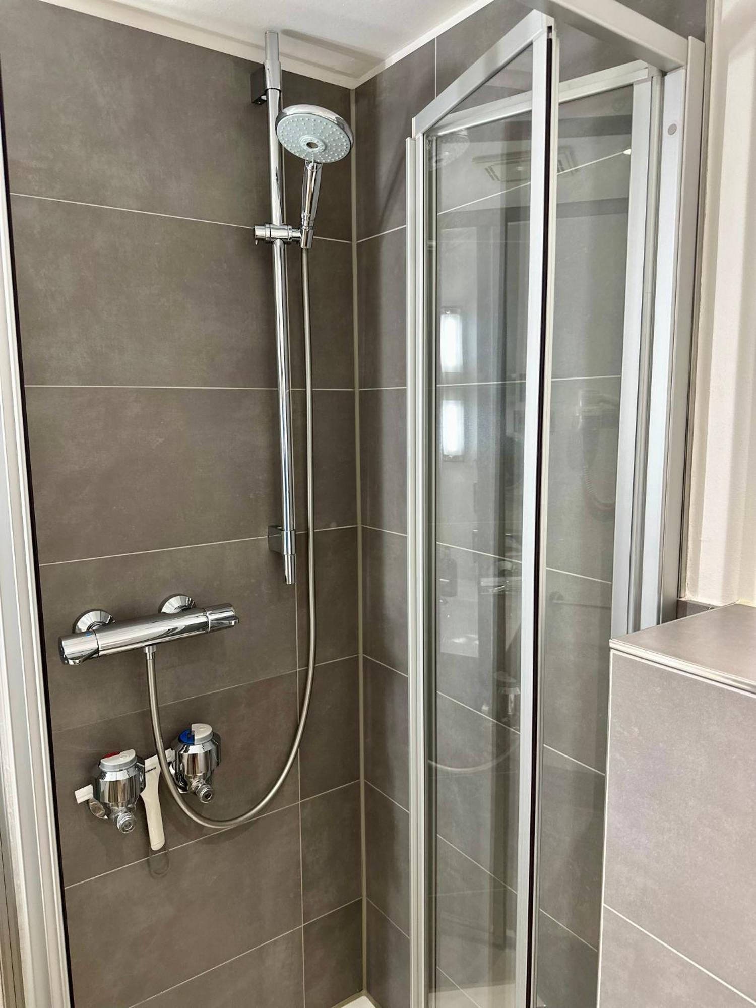 4* Boutique Zimmer Am Hafen + Oepnv & Tg * Dusseldorf